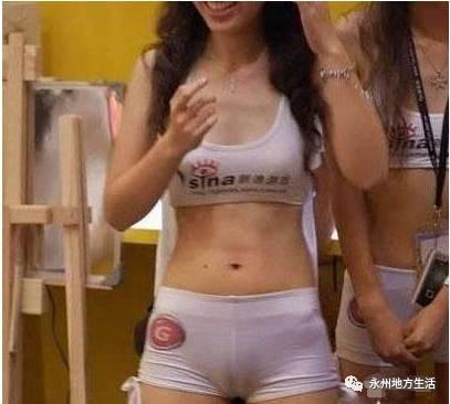 女明星紧身裤露凹